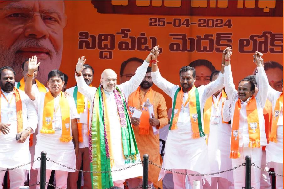 Eatala_Rajender's tweet photo. శ్రీ @narendramodi గారిని మూడోసారి ప్రధాని చేయాలనే సంకల్పంతో మెదక్ లోక్ సభ బిజెపి అభ్యర్థి శ్రీ @RaghunandanraoM గారికి ప్రజాశీర్వాదంతో విజయం కోసం సిద్ధిపేటలో నిర్వహించిన విశాల జనసభకు ముఖ్యఅతిథిగా హాజరైన కేంద్ర హోం మంత్రి శ్రీ @AmitShah గారు, బిజెపి సీనియర్ నేతలతో కలిసి పాల్గొనడం జరిగింది.

#PhiraEkBaarModiSarkar #AbkiBaar400Paar #ModiKiGuarantee