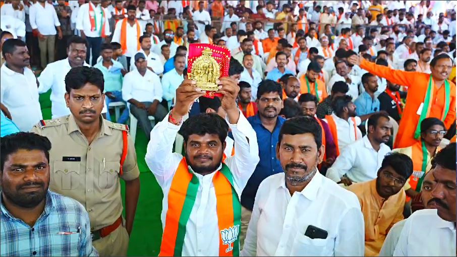 Eatala_Rajender's tweet photo. శ్రీ @narendramodi గారిని మూడోసారి ప్రధాని చేయాలనే సంకల్పంతో మెదక్ లోక్ సభ బిజెపి అభ్యర్థి శ్రీ @RaghunandanraoM గారికి ప్రజాశీర్వాదంతో విజయం కోసం సిద్ధిపేటలో నిర్వహించిన విశాల జనసభకు ముఖ్యఅతిథిగా హాజరైన కేంద్ర హోం మంత్రి శ్రీ @AmitShah గారు, బిజెపి సీనియర్ నేతలతో కలిసి పాల్గొనడం జరిగింది.

#PhiraEkBaarModiSarkar #AbkiBaar400Paar #ModiKiGuarantee