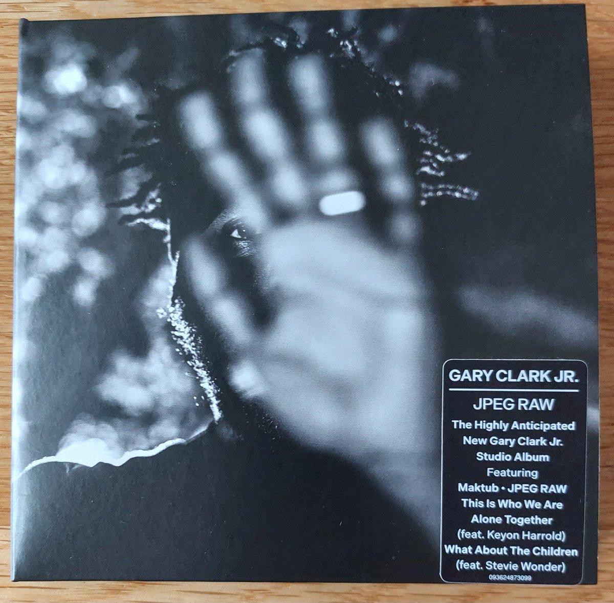 rsroestar's tweet photo. Wat een kanjer toch, die #GaryClarkJr , nu in @nachtplaten met zijn nieuwe album #JPegRaw 😎🎸 Enjoy https://t.co/ciy0BWvfpB