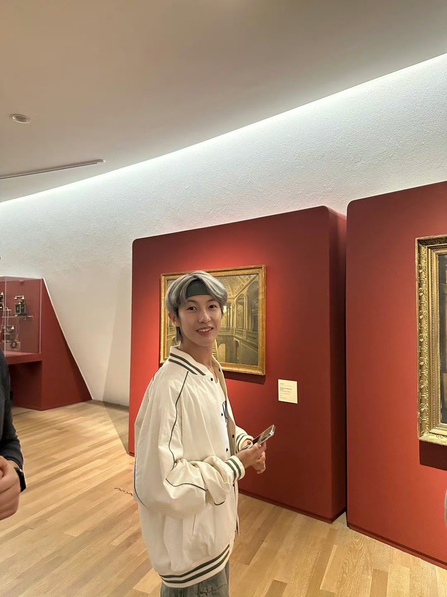 #renjun instagram/weibo update 

yellow_3to3:✌️