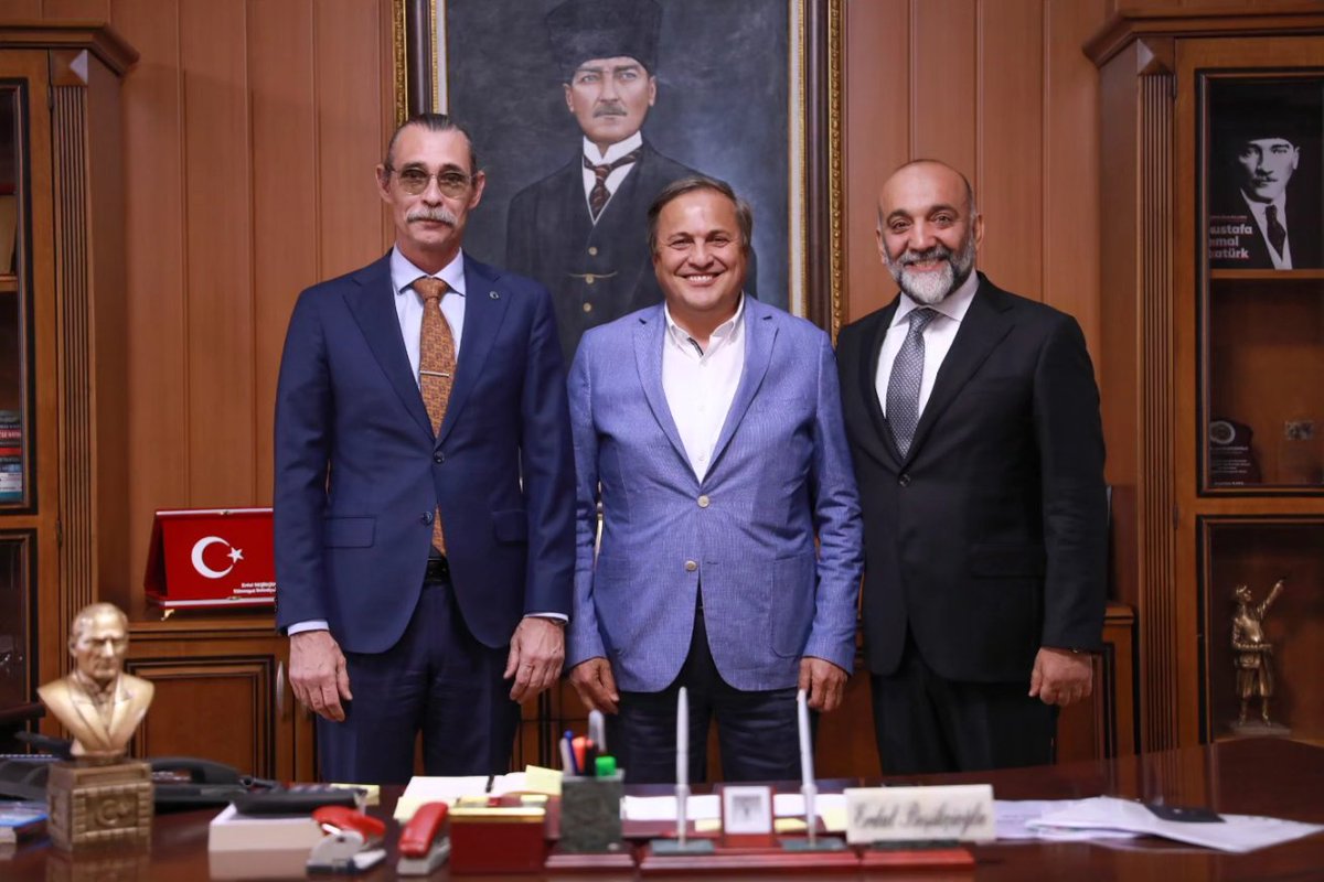 Cumhuriyet Halk Partisi Ordu Milletvekili Sayın Seyit Torun, Belediye Başkanımız Sayın Erdal Beşikçioğlu'nu ziyaret ederek, görevinde başarılar diledi.