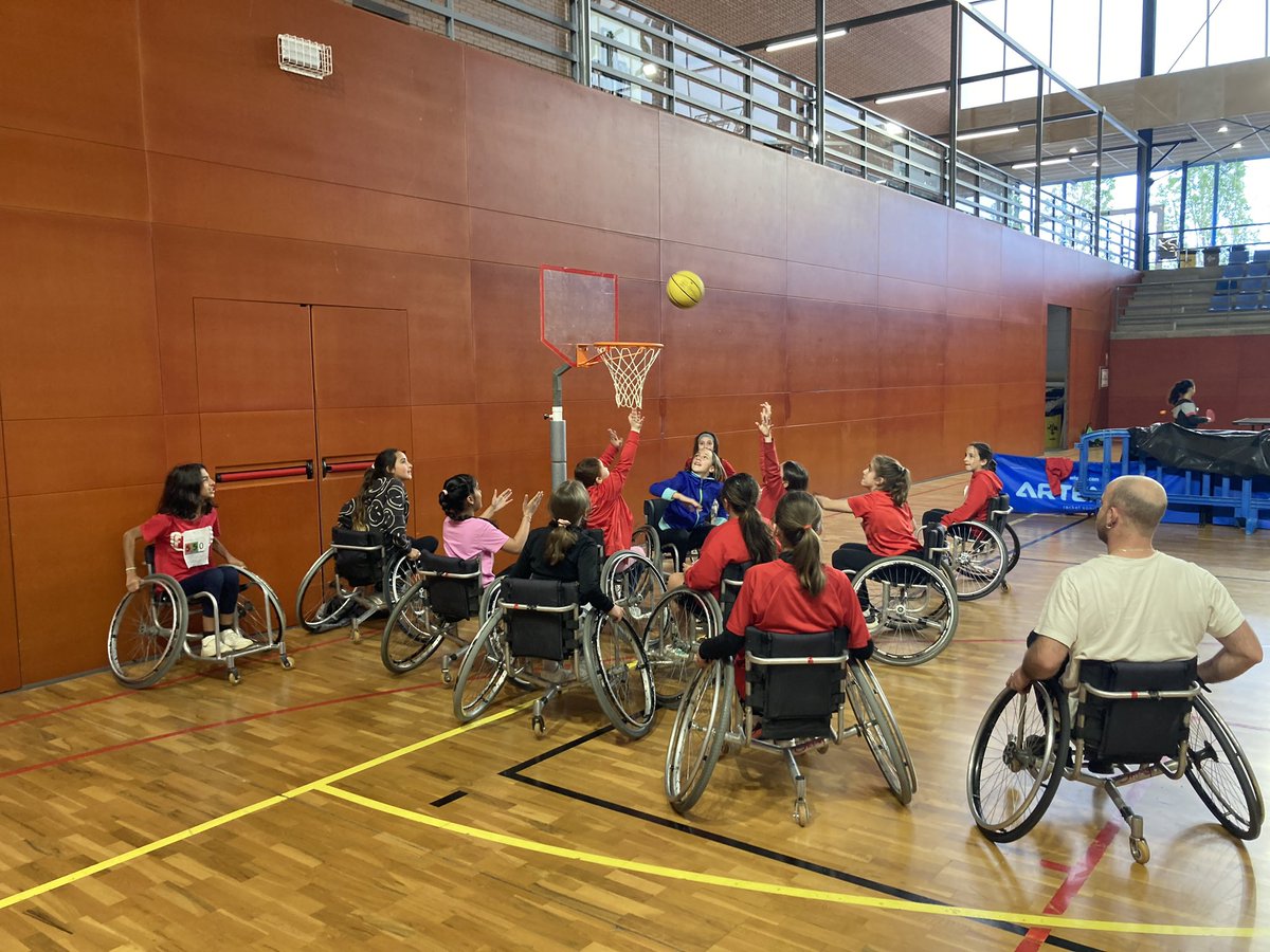 crpselva1's tweet photo. Brutal 🙌 Acabem la jornada esportiva amb la còreo que han preparat a l’aula durant el curs. Gràcies mestres EF i centres. Ha anat genial ☺️ @AjSCFarners @selvaesports @laselvatv @DiputacioGirona @comarcaselva @Teisa1920 @RafelEster @SEiXarxes https://t.co/pF3bYifp4U