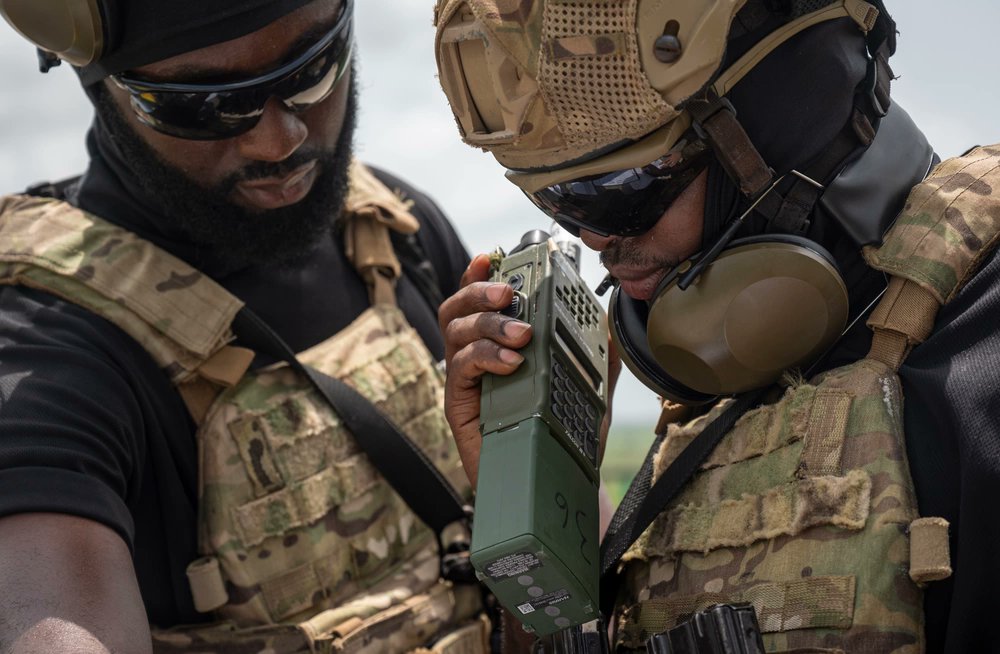 @USSOCAF, UK 1st Ranger Regiment, @GhArmedForces conduct air support event to boost interoperability and defense capability in advance of #Flintlock24. dvidshub.net/news/469490/us…