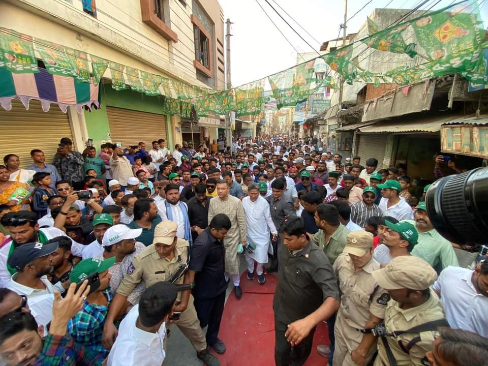 kausarmohiuddin's tweet photo. AIMIM Floor Leader Janab Akbaruddin Owaisi Saab held a paidal dusra in Hakeempet and surrounds. Met residents seeking votes for AIMIM Hyderabad Candidate Br @asadowaisi Saab. https://t.co/7a8Jyiphxf