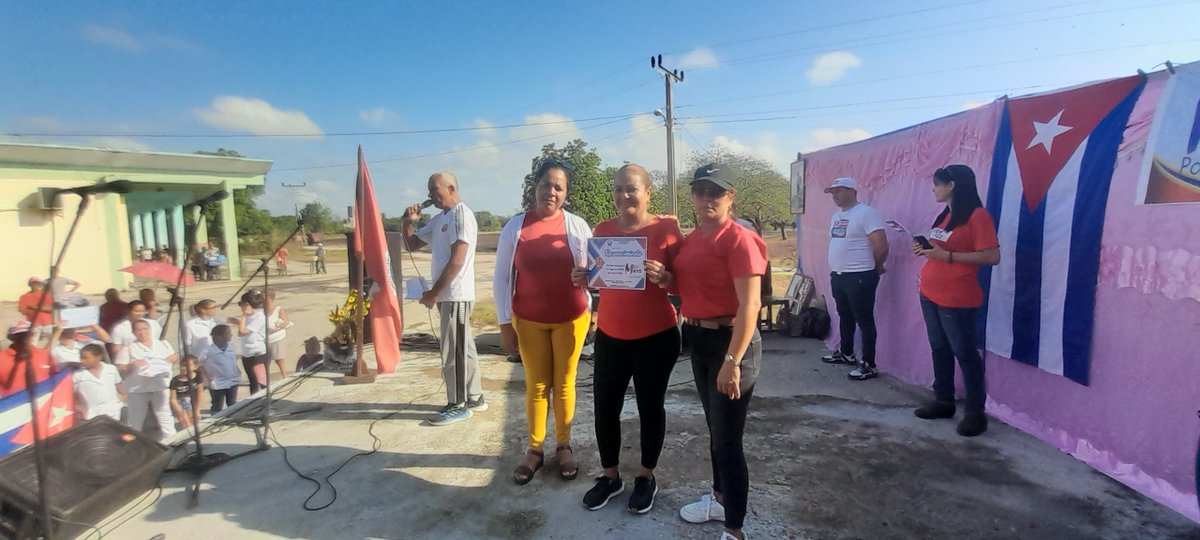 DaylenisBe12288's tweet photo. Se calentó cultura en #CayoRedondo. Para que lo sepa todo el mundo alcanzamos 1er en el desfile de barrio en saludo al Día Internacional de los trabajadores. #Felicidades  muchachos por las iniciativas, el entusiasmo, el colorido y la alegría
#CulturaYara 
#CTCYara https://t.co/UVzNQd1vda