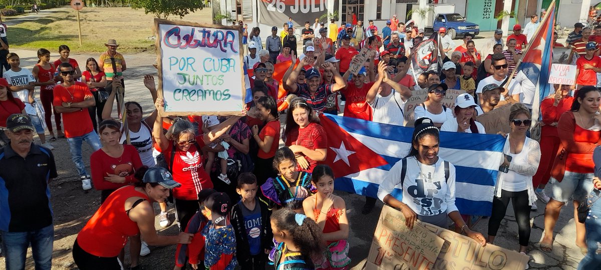 DaylenisBe12288's tweet photo. Se calentó cultura en #CayoRedondo. Para que lo sepa todo el mundo alcanzamos 1er en el desfile de barrio en saludo al Día Internacional de los trabajadores. #Felicidades  muchachos por las iniciativas, el entusiasmo, el colorido y la alegría
#CulturaYara 
#CTCYara https://t.co/UVzNQd1vda
