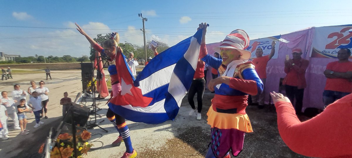 DaylenisBe12288's tweet photo. Se calentó cultura en #CayoRedondo. Para que lo sepa todo el mundo alcanzamos 1er en el desfile de barrio en saludo al Día Internacional de los trabajadores. #Felicidades  muchachos por las iniciativas, el entusiasmo, el colorido y la alegría
#CulturaYara 
#CTCYara https://t.co/UVzNQd1vda