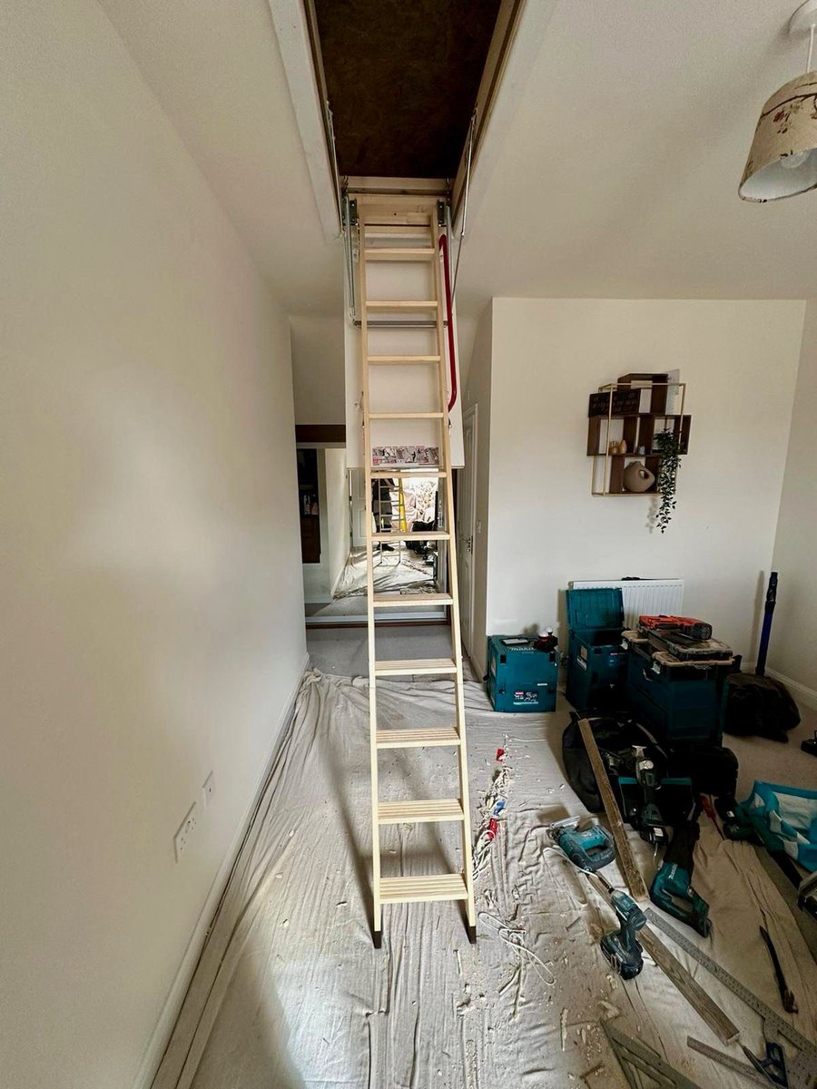 loftladderpros's tweet image. Jamie quoted for our customers new build house in Milton Keynes.
Less than 2 weeks later our Ginge &amp;amp; Alfie had fitted a deluxe wooden ladder and boarded the full loft space😊👏👌
For a free loft survey give us a call on 0808 301 9548.
homecountiesloftladders.co.uk
#loftstorage
