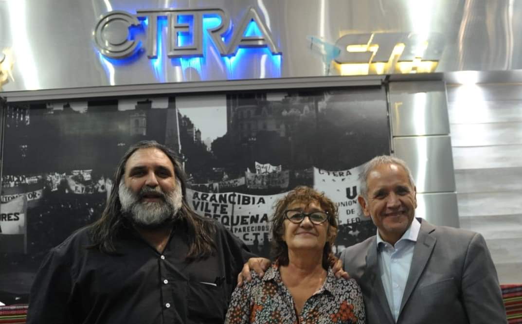 cteracta's tweet image. CTERA entregó a @SergioOPalazzo los libros de firmas que nuestra organización recolectó en todo el país, en apoyo a la lucha de las/os trabajadoras/os del Banco Nación, ante el intento de privatización que quiere realizar el gobierno nacional.
¡El Banco Nación no se Vende!