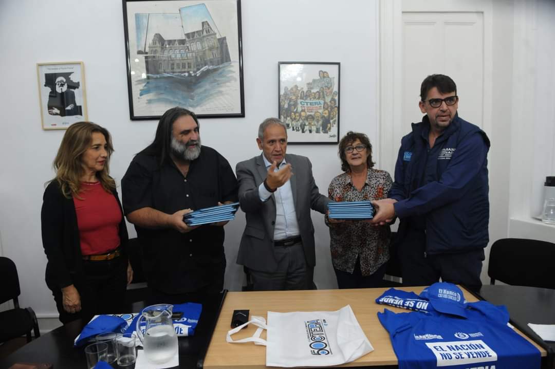 cteracta's tweet image. CTERA entregó a @SergioOPalazzo los libros de firmas que nuestra organización recolectó en todo el país, en apoyo a la lucha de las/os trabajadoras/os del Banco Nación, ante el intento de privatización que quiere realizar el gobierno nacional.
¡El Banco Nación no se Vende!