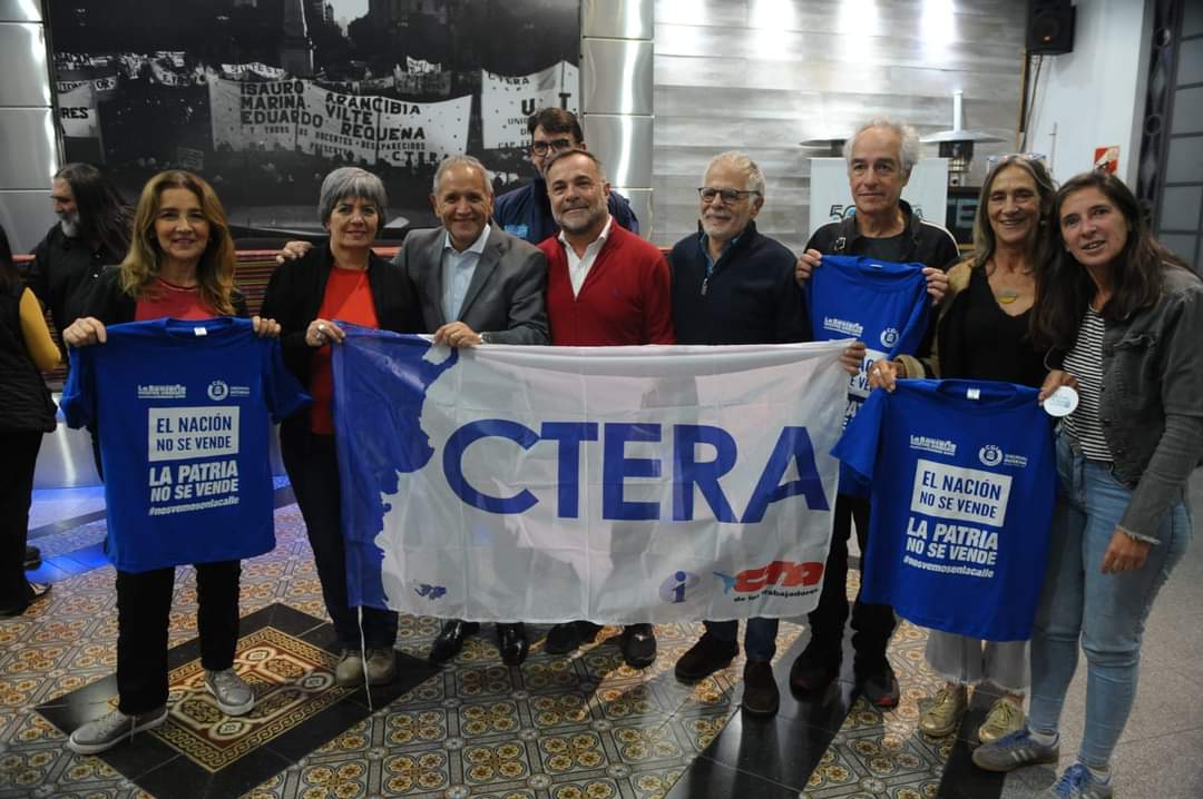 cteracta's tweet image. CTERA entregó a @SergioOPalazzo los libros de firmas que nuestra organización recolectó en todo el país, en apoyo a la lucha de las/os trabajadoras/os del Banco Nación, ante el intento de privatización que quiere realizar el gobierno nacional.
¡El Banco Nación no se Vende!