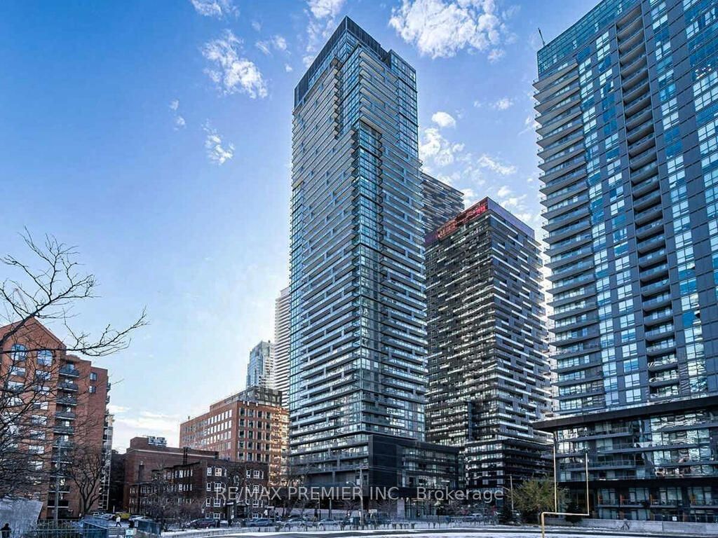 Perfect for a family! YIMBY Delight!!
the dystopian heart of the Yonge Eglinton ghetto
2909 - 39 Roehampton Ave
864 sq feet  (three bedroom LOL LOL LOL)
SOLD $928,000