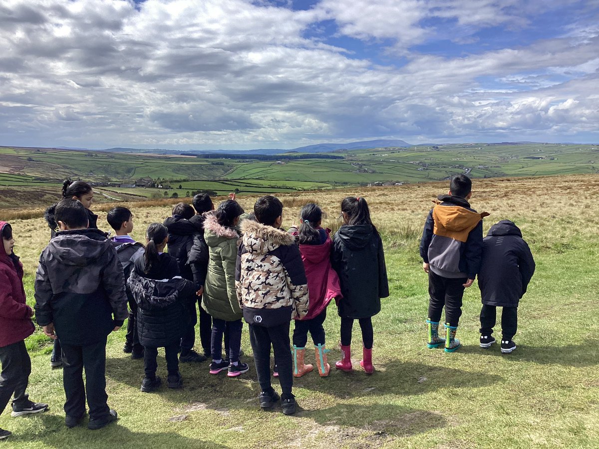 Look at those skies! Finally a bit of sunshine for 3CH at Lunds Tower. We discussed the moorland habitat and ground nesting birds, looked for frogspawn climbed the tower. #CLOtC #outdoorlearning #airevalleyviews #lundstower