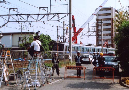 発生直後は取材用ヘリコプターを飛ばした社もありましたが、ヘリが要救助者の声や生体反応を遮ってしまい救出活動の妨げとなったため、高所作業車が乱立することになったと記憶してます。たしか…