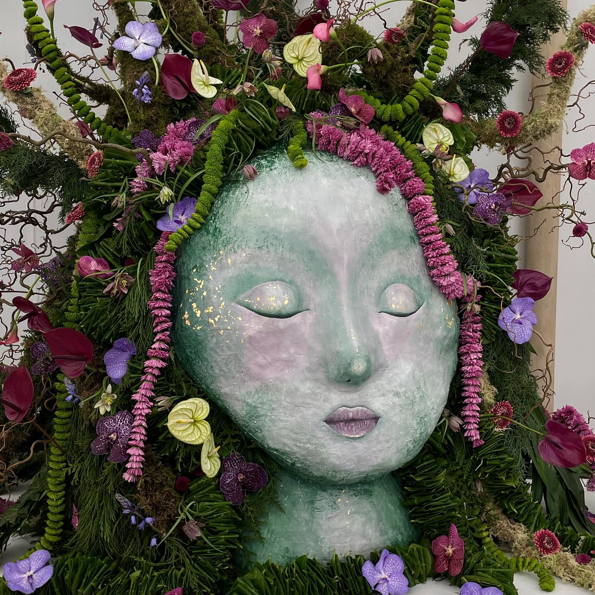 Welcome to day one of our blooming paradise! We're enjoying a day filled with vibrant colours and delightful discoveries like this floral Medusa design by Bishop Burton College. 
Buy tickets online bit.ly/3MkMAwt or on the gate.  25-28 April, Great Yorkshire Showground