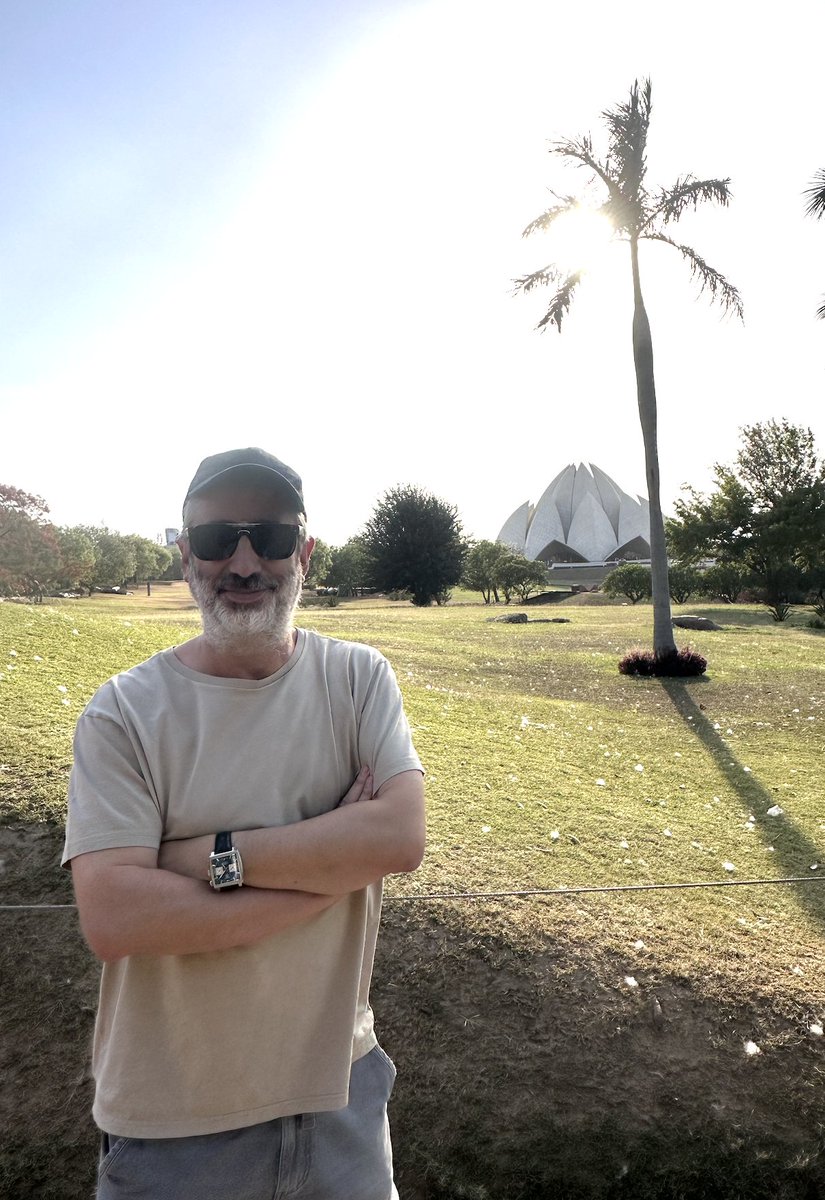 I trekked across Delhi in the heat of the afternoon sun to get to the Baháʼí Lotus Temple. Because it's beautiful but also to prove my love for @omid9.