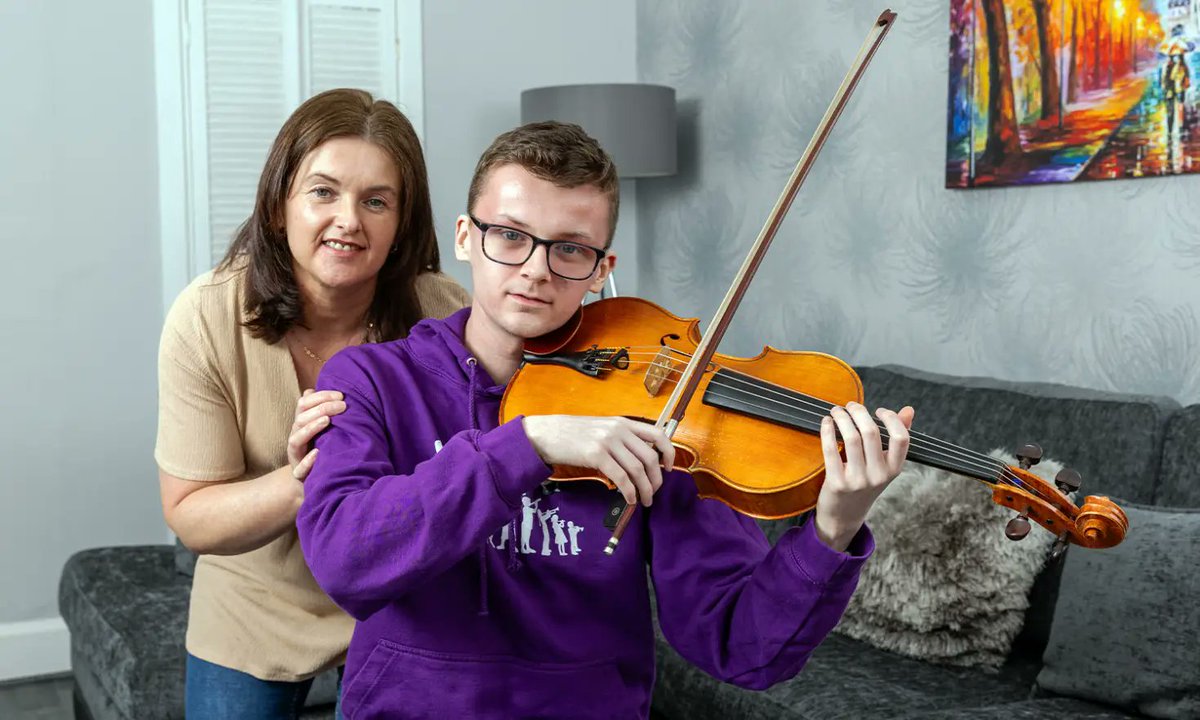 Fantastic feature from our funder @PostcodeLottery on #BigNoiseGovanhill alumni Aiden's incredible #BigNoise journey 🎻🎶

'Big Noise opened a whole new world & it changed my life. I have achieved more than I ever could have imagined.'

Read Aiden's story postcodelottery.co.uk/.../news/no-ho…