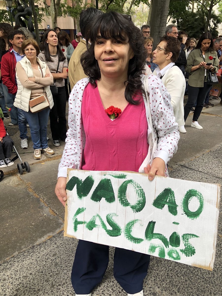 Ana Silva sale a manifestarse para recordar el 25 de abril y también contra el fascismo después de que la extrema derecha haya conseguido subir en las últimas elecciones.