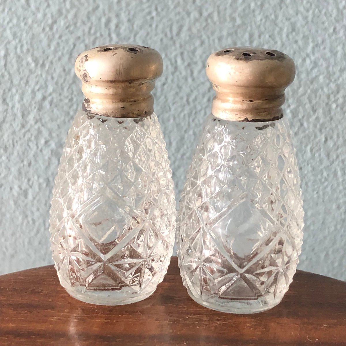 Molded Glass Mini Salt and Pepper Shakers with Sterling Silver Screw Caps. bindisboutiquebysara.etsy.com/listing/162709… #vintagesterling #vintagesilver #vintageglass #vintagedining