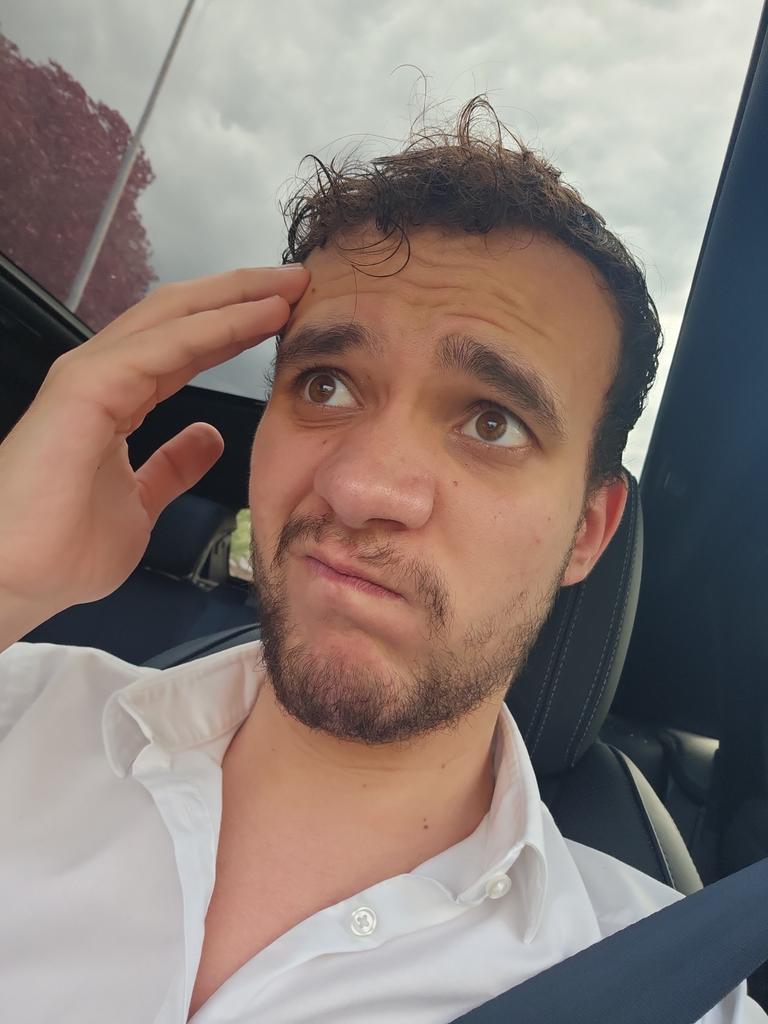 merlinmaik's tweet photo. @Colin_1902 Ist gerade bisschen schlecht gestutzt. Muss zum Barber https://t.co/RVnP9bJPvz