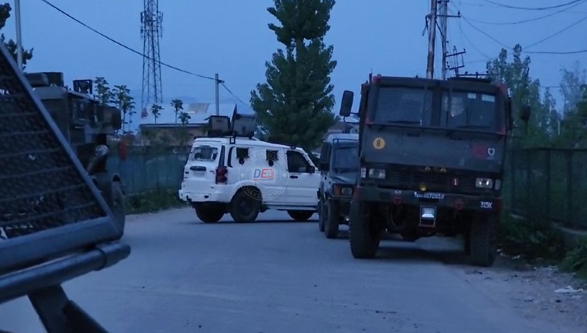 J&K | An #encounter has started at Check Mohalla Nowpora in the area of PD #Sopore. Police & security forces are on the job. Further details shall follow: Kashmir Zone Police