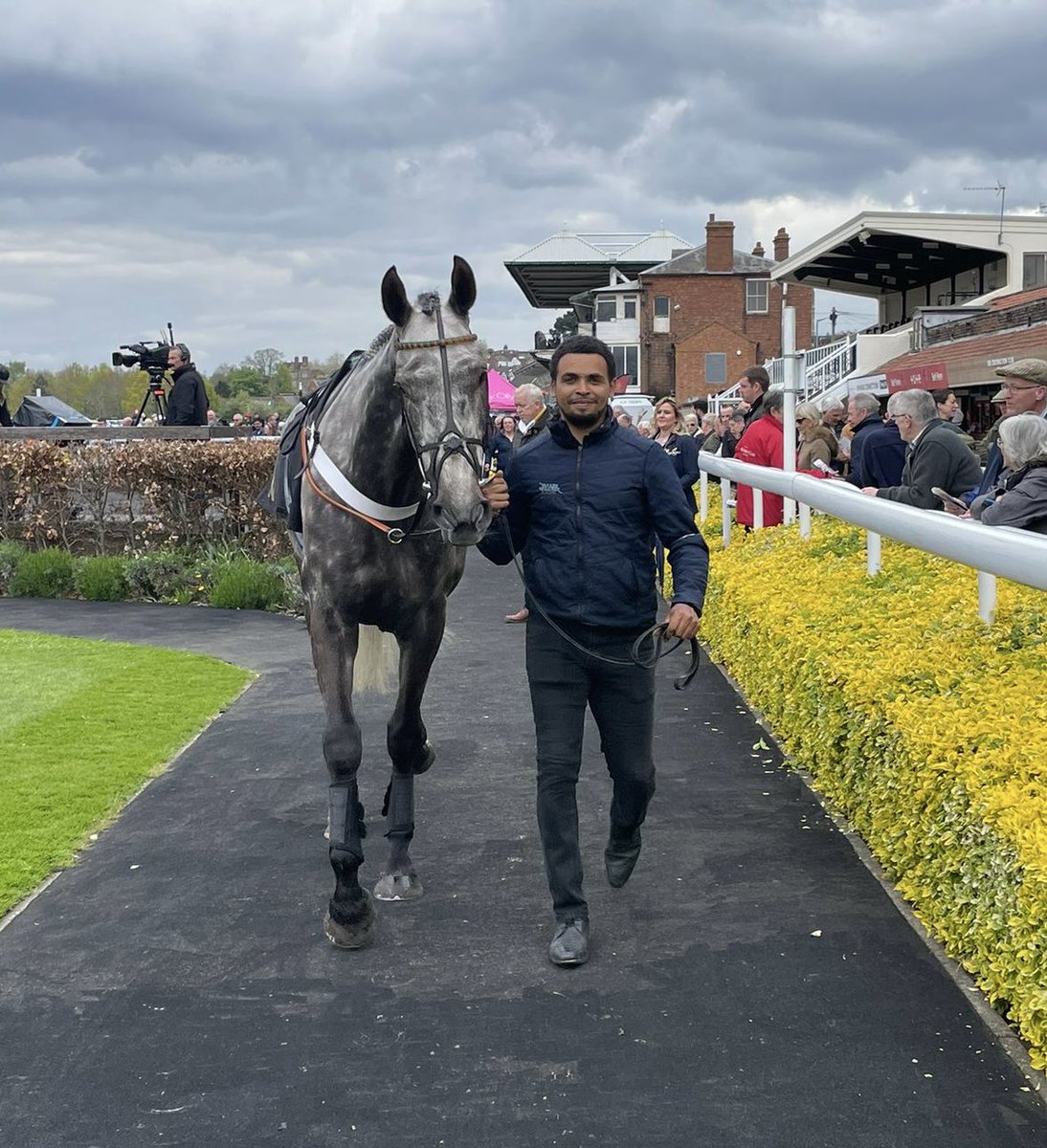 VILLAGE MASTER is quick to back up his last success and WINS AGAIN! This time the Novice Handicap Chase over 3miles @WarwickRaces under @CobdenHarry. Congratulations to his owners Bryce & Eynon and to all the team at home. Proudly sponsored by @1accountID