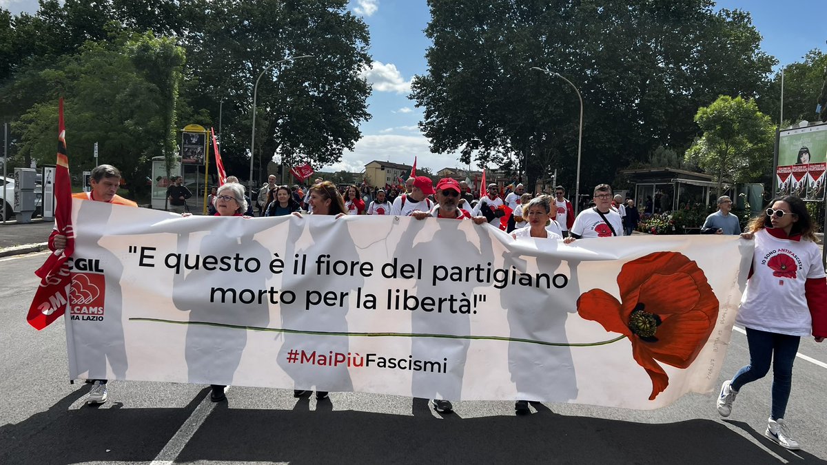 🔴 Anche la Filcams in piazza oggi per sostenere i valori, i principi, gli ideali della nostra democrazia repubblicana e antifascista, fondata sul ripudio della guerra, sul diritto al lavoro e sui diritti sociali e civili. #25aprile #Liberazione #Resistenza