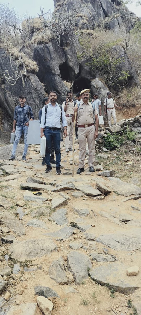 CeoRajasthan's tweet image. Salute to the custodians of democratic rights
Utraj and Shergaon , Sirohi Distt where polling Parties travel 10 km on foot braving the odds to ensure our voters do vote
When duty beckons , when nation needs , NOTHING can deter the spirit. #DeshkaGarv #ChunavKaParv @DIPRRajasthan