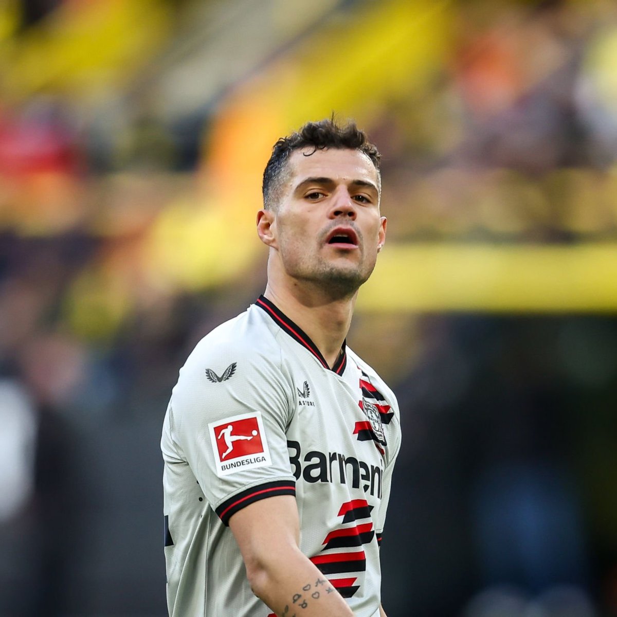 Bayer Leverkusen sportif direktörü Simon Rolfes: 'En etkili transferimiz, Granit Xhaka'ydı. 6 numara, oyunun kalbidir. Onun ritmi, oyunu domine ediyor. 6 numara, en stratejik pozisyondur. Oyunu ofansif mi yoksa defansif mi oynayacağınızı belirler. 6 numara, takımın tüm