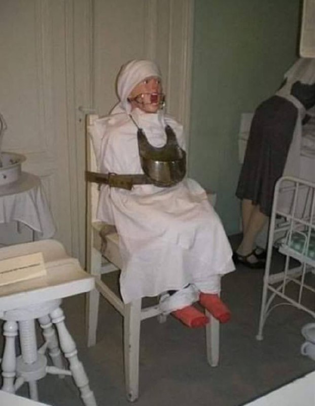 На фото - не допрос святой инквизиции XV века.
А процедура удаления миндалин у детей в СССР.
Всё происходило без анестезии прямо на глазах у дрожащего от страха ребёнка.

Зато, был вкусный "пламбир"