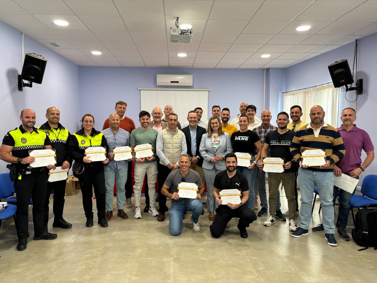 Finaliza el curso de Agente Tutor/a que se ha llevado a cabo en Baena. Han participado agentes de la Policía Local de Baena, Nueva Carteya y Doña Mencía. El curso, organizado por el @ayuntamientodebaena, tiene como objetivo crear una unidad de Agente Tutor/a. #baenajuventud