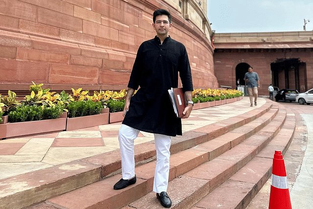 AAP & Raghav Chadha 📌

General Elections are being held in the country, AAP has made its mark as a national party.

AAP convenor Arvind Kejriwal is in jail, and their key leader Raghav Chadha is abroad in this difficult time.

Raghav Chadha's absence gives rise to many