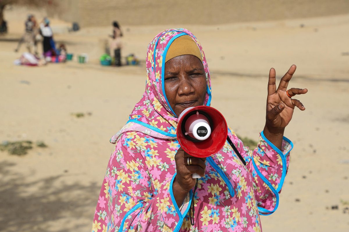 Mégaphone en main, Mariam appelle les habitants d'Abaradjou à Tombouctou à se faire vacciner. Les agents de santé communautaires comme elle contribuent à sauver des vies. En 2023, grâce aux vaccins, le #Mali a éliminé le tétanos maternel et néonatal. #HumainementPossible