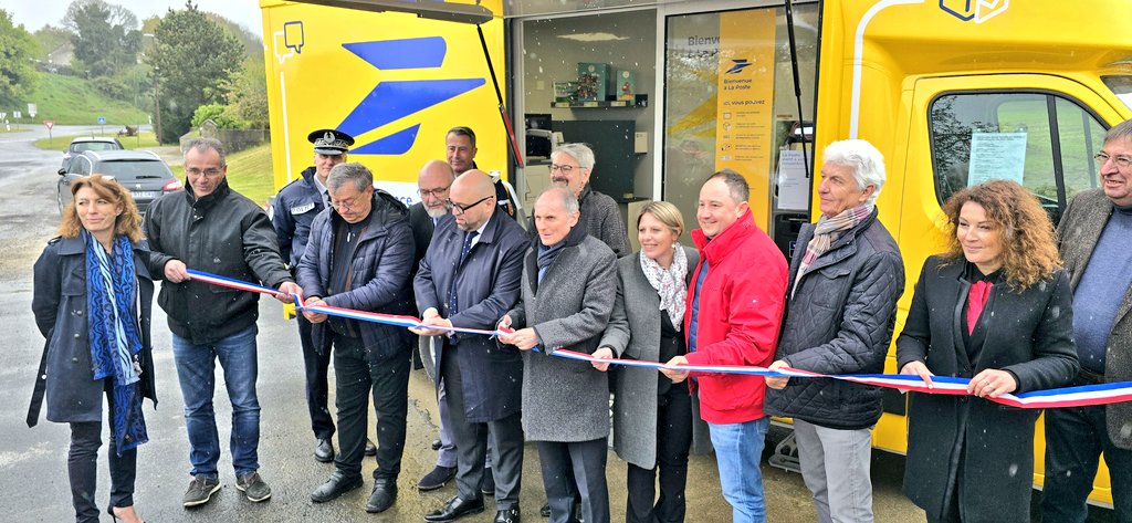 Inauguration du premier bureau de poste itinérant en Creuse à Vareilles.
Il permet à La Poste d'expérimenter un dispositif qui offre l'essentiel de ses services en allant vers les usagers les plus isolés.
C'est aussi le seul distributeur automatique de billets mobile en France.