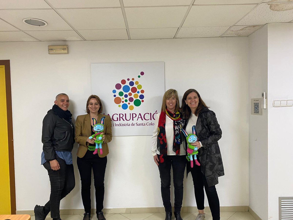 ccamcat's tweet photo. La directora,@agnesrussinol, i la cap de comerç,@raurell_marta, del @ccamcat, han visitat l’Agrupació Comerç Indústria de Santa Coloma de Gramanet per conèixer el seu pla d’acció 2024-2026 i el TOTAMAPP. https://t.co/cNPVF8Dr4k
