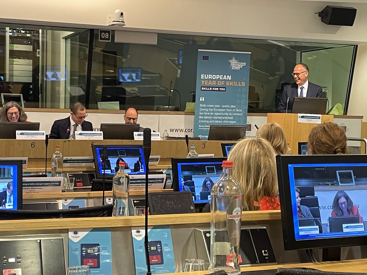 🎙️ Iñigo Araiztegui (@Int_Tknika) introduced the main findings from the LCAMP’s Skills and Jobs Observatory: ▪️There are more jobs than people in the #AdvancedManufacturing ▪️Jobs are stable but the skills needed are evolving ▪️Basic technical skills are crucial