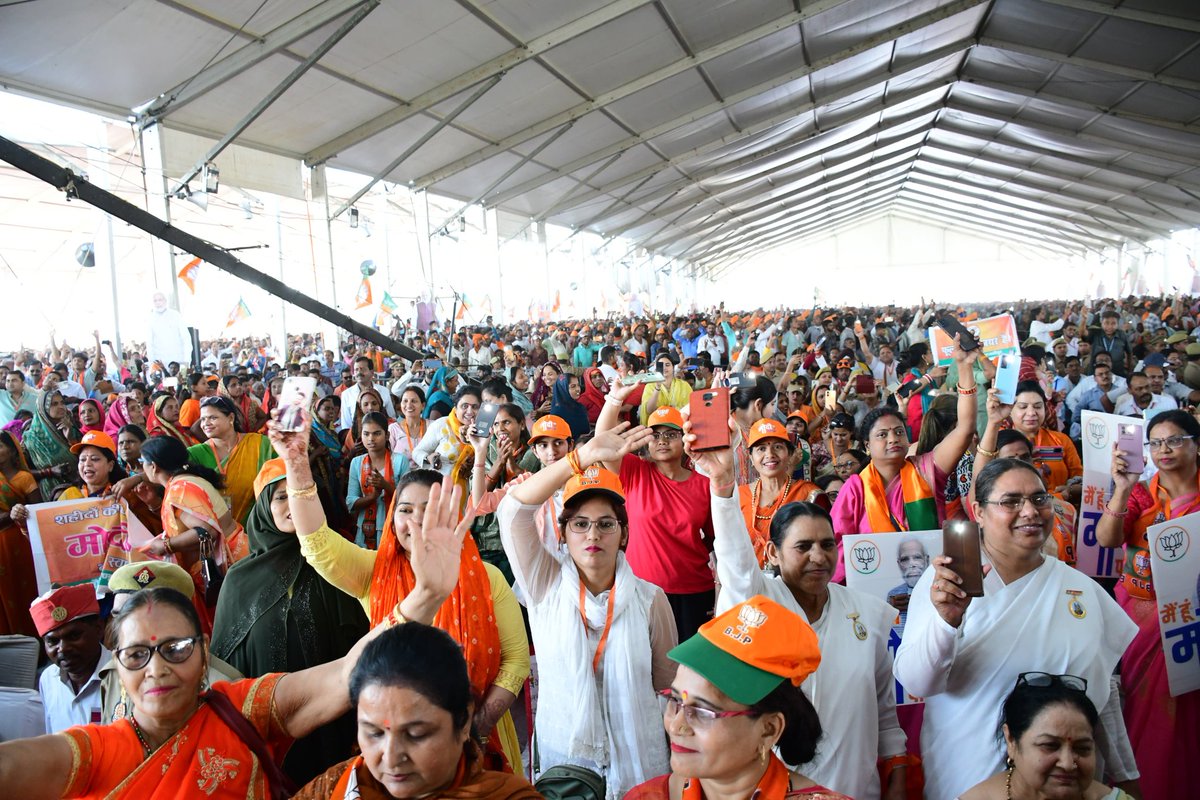 आज जनपद शाहजहाँपुर में मा. प्रधानमंत्री जी के साथ जनसभा कार्यक्रम में प्रतिभाग किया। #MeraBoothSabseMazboot #AbkiBaar400Paar #ModiKiGurantee @narendramodi @AmitShah @JPNadda @myogiadityanath @Bhupendraupbjp @idharampalsingh @BJP4India @BJP4UP