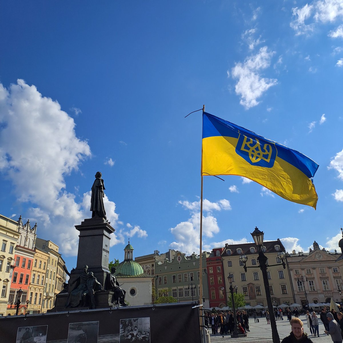 Jeśli ktoś myśli, że to jest jakaś Odessa lub inny obsrany Kharkïv, to dużo się nie myli. Brawo💪
To jest dzisiejszy Krakïv 🇺🇦.
Polskiej, nacjonalistycznej flagi na całym Rynku brak, oczywiście 💪