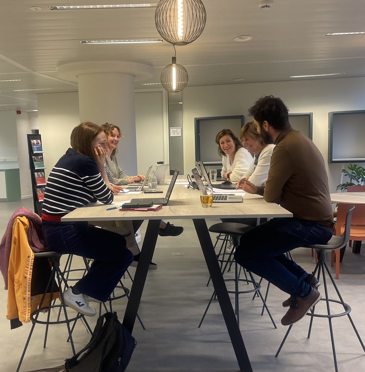 👥 Interessante dag! De werkgroep voor de Vlaamse systeembrede analyse voert vandaag een boeiende dialoog met internationale experts over future-proof curricula. Door plenaire sessies en inspirerende rondetafelgesprekken zoeken we naar bijkomende inzichten en ideeën. 💡