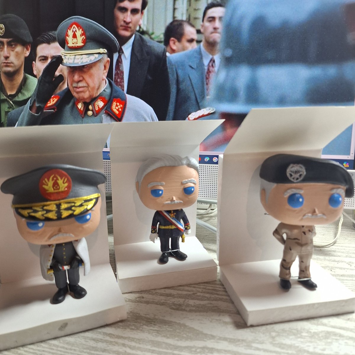 A Valdivia se van estos maravillosos funkos de Pinochet, Merino y Káiser