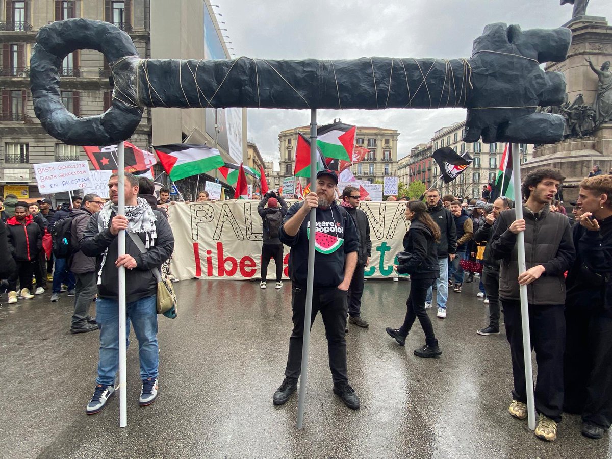 Milano, Bologna, Roma, Napoli e ancora in tante altre città: @potere_alpopolo in piazza per dite che antifascismo è antisionismo! Solidarietà alle compagne aggredite dai sionisti a Roma, alla fine non c'è spazio per i complici del genocidio palestinese nel #25aprile !