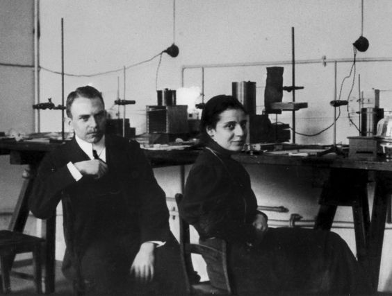 PhysInHistory's tweet photo. Lise Meitner, a physicist who fled Nazi Germany, helped discover nuclear fission in the 1930s with Otto Hahn. Her calculations explained the process of fission, but she was overlooked for the Nobel Prize in Chemistry in 1944, which was awarded solely to Hahn. https://t.co/FSrc5IsGvT