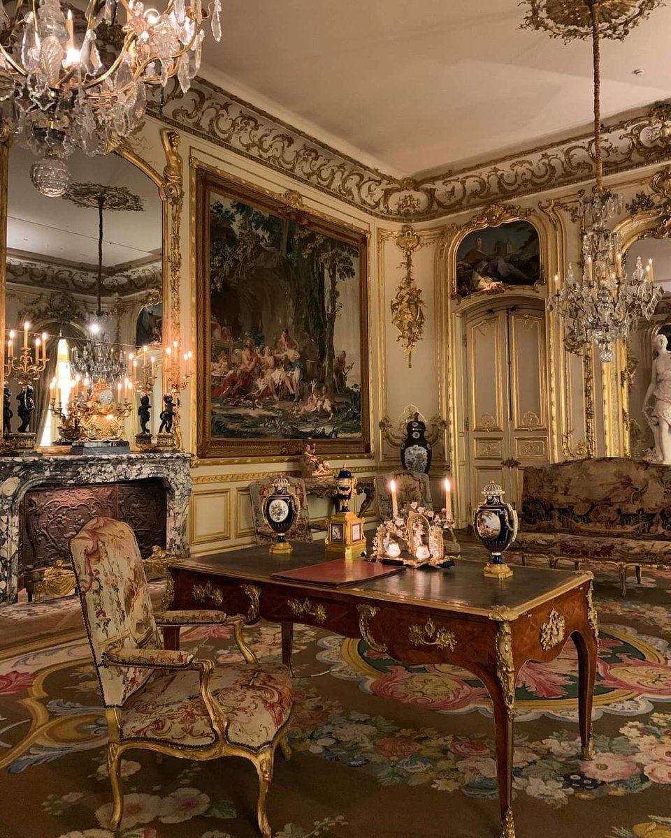 The Rothschild Salon, The Israel Museum, Jerusalem. This salon belonged to a second-generation member of the new aristocracy, the Count de Courbet, and was part of his Paris townhouse on the 43 rue de Bac, designed by Francois Debias-Aubry between 1741 and 1745. 
Wow 😍