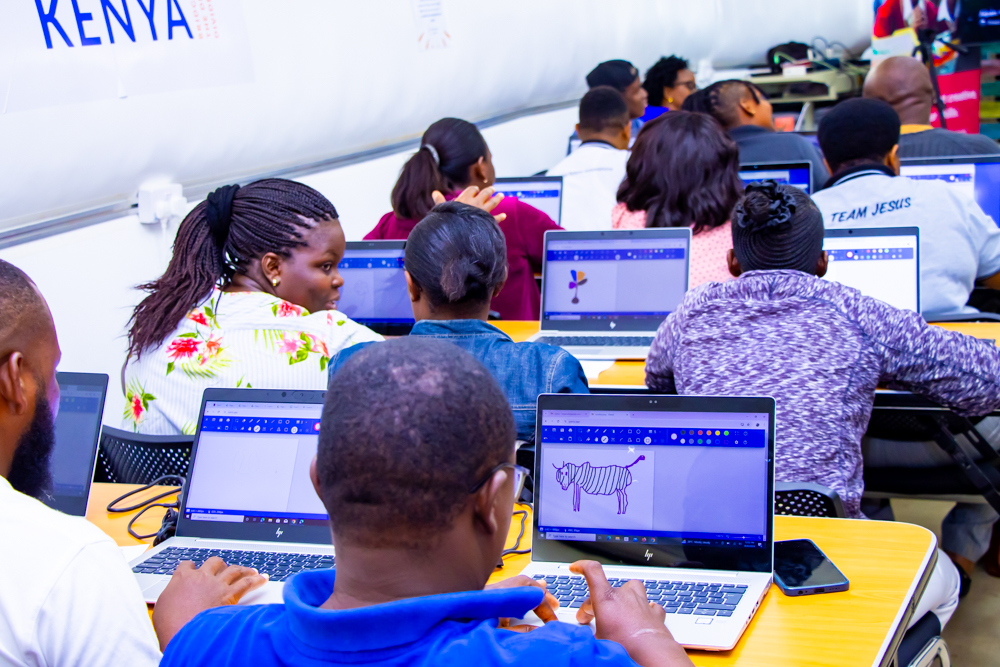 techkidzafrica's tweet image. Fun &amp;amp; learning collide!   #TechKidzAfrica teachers mastered the mouse &amp;amp; trackpad at our Raspberry Pi session, exploring #ComputerParts through digital art!
#STEMeducation 
@RaspberryPi_org  @Elimu_MsaCounty