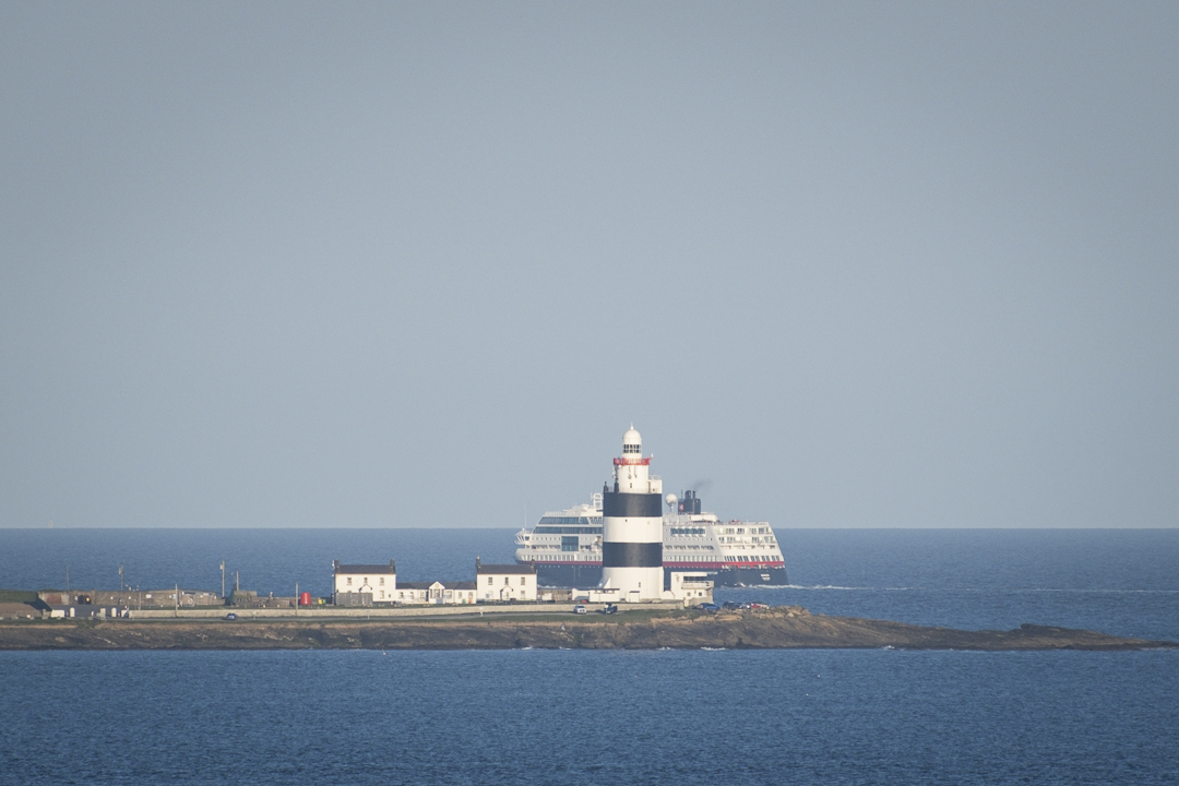 This week's moon alignment didn't work out but I did get a Maud🚢alignment as it left #Waterford and rounded Hook Head.
