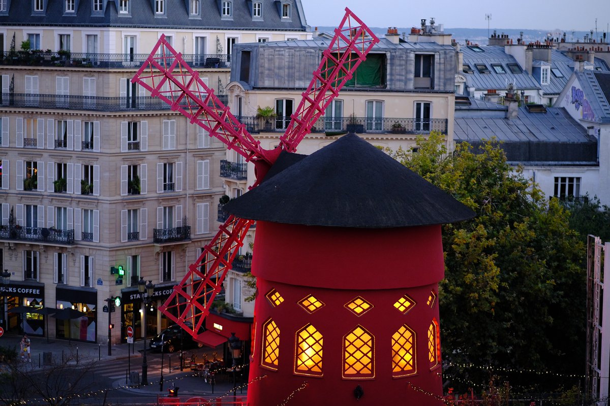 Merci à tous pour vos très nombreux messages de soutien. ❤️ Nous sommes ouverts ce soir, pour continuer à faire vivre l’esprit de la fête parisienne. Les ailes du Moulin Rouge tournent depuis 135 ans, elles se sont allumées pour la première fois le 6 octobre 1889 à son ouverture.