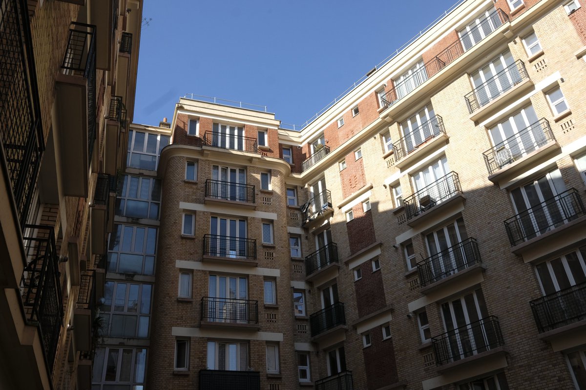 #JeudiPhoto Résidence Sthrau, dans le 13e arrondissement. Depuis février 2023, cette résidence de 115 logements bénéficie d'une réhabilitation Plan Climat. Architecte : Brunnquell & André Architectes #VivreEnsembleLaVille #logementsocial