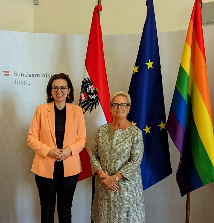 Strengthening ties with our host country #EURightsAgency Director @sirpa_rautio holds exploratory talks with Austria’s 🇦🇹Justice Minister @Alma_Zadic on current FRA work on areas like digitalisation of justice & tackling #ViolenceAgainstWomen.