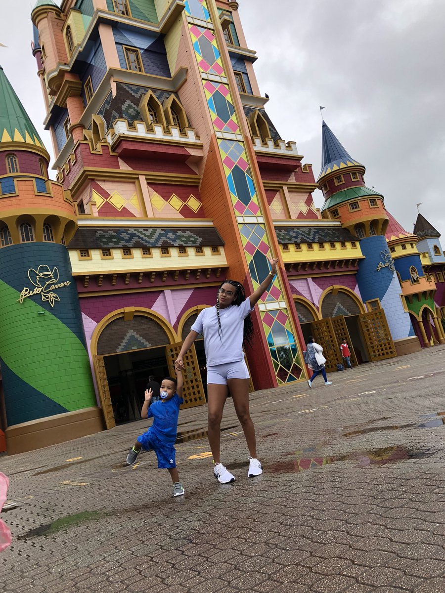 _tagatinhalucca's tweet photo. Colecionando momentos c o amor da minha vida! 👩‍👦❤️🏰✈️ https://t.co/rNELOp7VPn