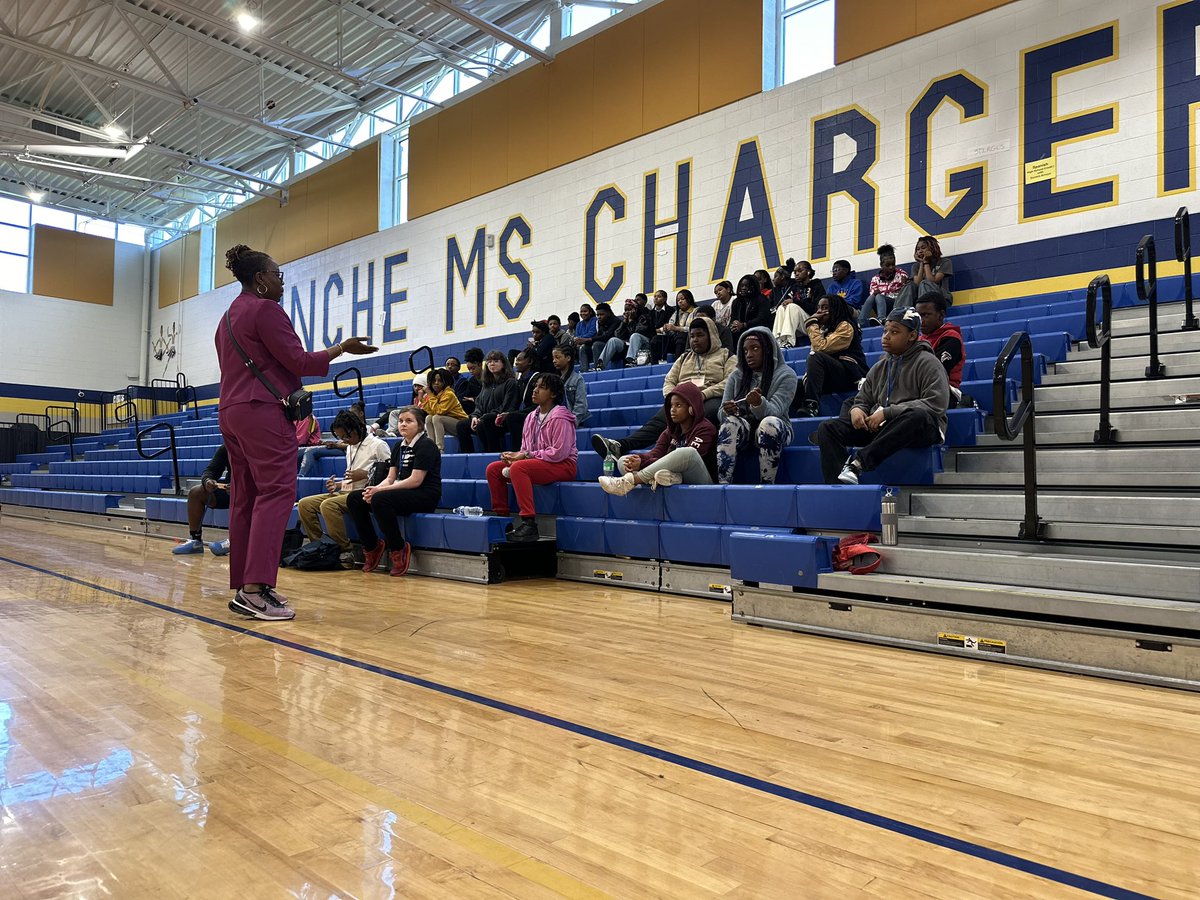 Exciting meeting today with our principal @KTWhitfield23 and SGA! Discussions on enhancing student experiences, fostering leadership, and creating positive changes in our school community! #StudentLeaders #SGA @drkalag  @bunche_ms @C_Blassingame @DurhamMartin3